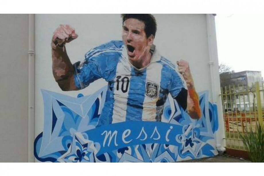 El retrato de Lionel Messi con la camiseta de Argentina en una de las paredes de su escuela.