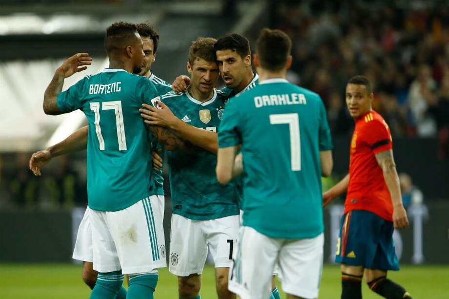 Los jugadores del seleccionado alemán celebran el gol de Thomas Müller. / AFP