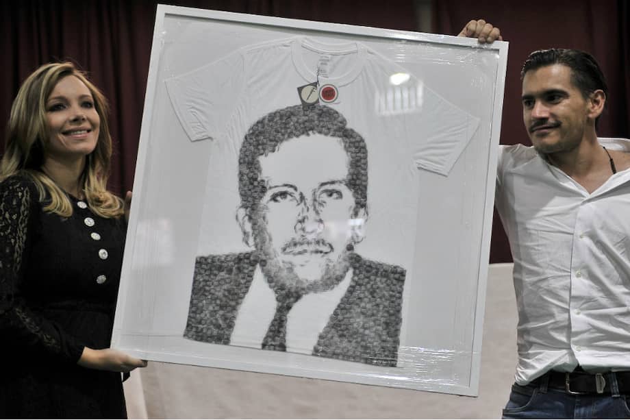 Mónica Lehder y Jorge Lara posaron frente a la imagen de Rodrigo Lara Bonilla, asesinado el 30 de abril de 1984 por el cartel de Medellín.