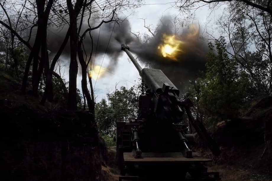 Imagen de referencia: un cañón del Ejército ucraniano dispara en un lugar no revelado en el frente de Donetsk, el 23 de julio de 2026.