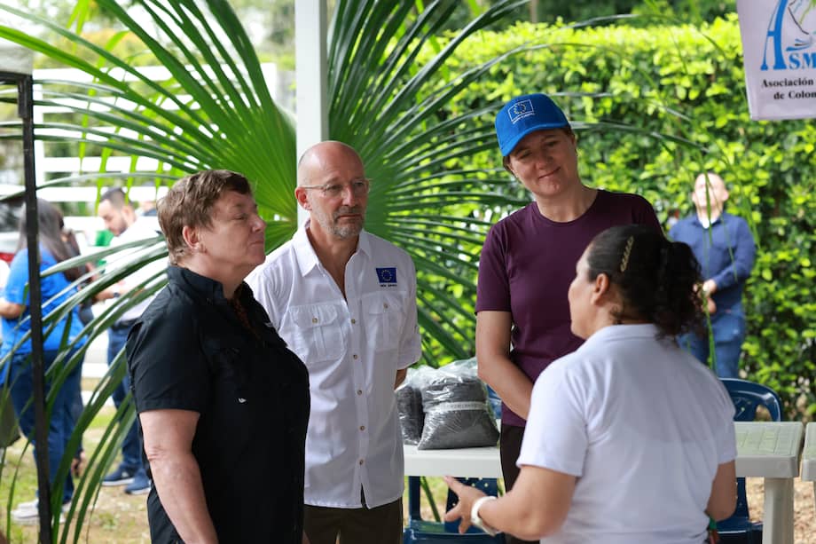 (I-D) La embajadora de Alemania en Colombia, Martina Klumpp, el de la Unión Europea, François Roudié y la de Suecia, María Cramér, durante la visita.