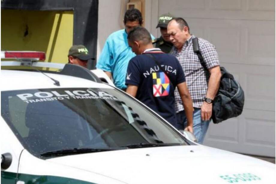 El exalcalde Edwin Mussy mientras era conducido por agentes de la Sijín a la URI de la Fiscalía.