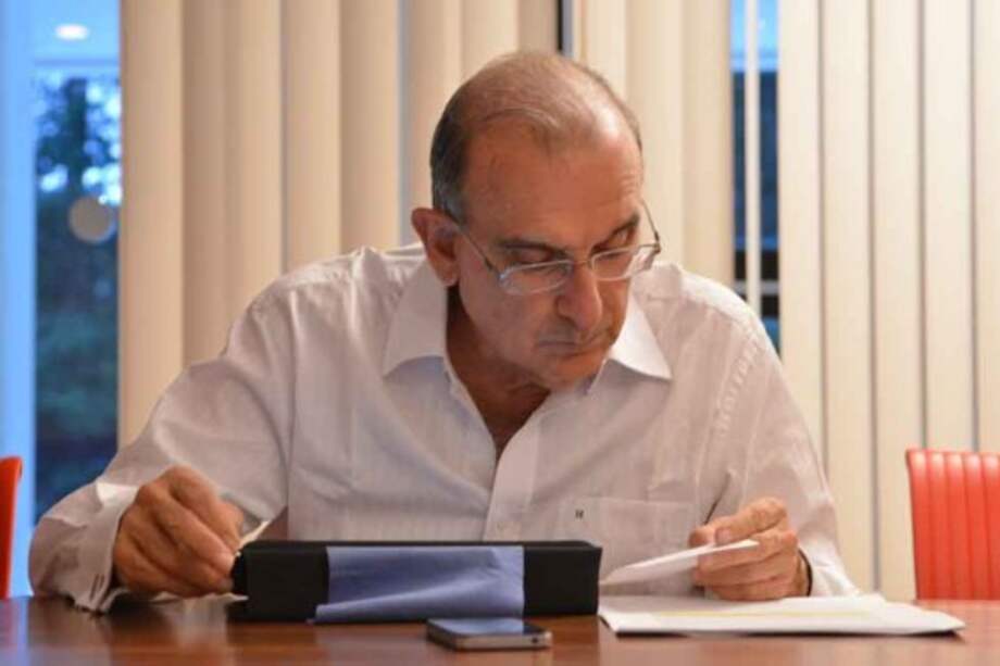 Fiscal no descarta que militares estén implicados en 'chuzadas' a De la Calle