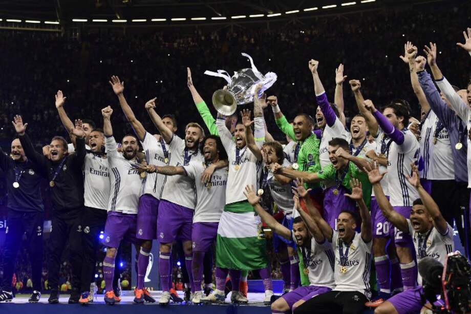 Los jugadores de Real Madrid levantan el trofeo de la Uefa Champions League. / AFP
