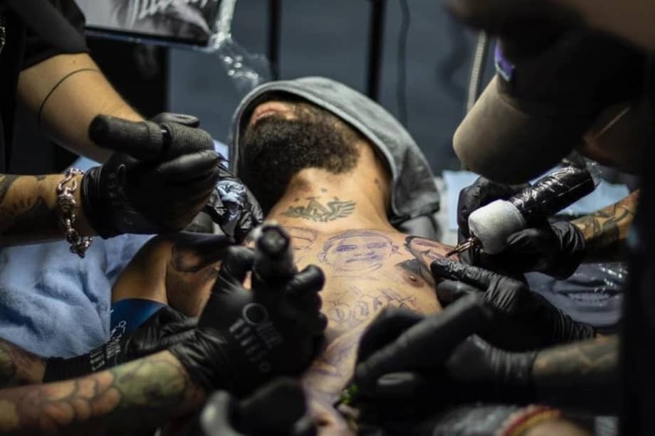 El artista Arcángel se sometió a un procedimiento para hacerse un tatuaje en honor a su hermano, quien falleció hace un año.