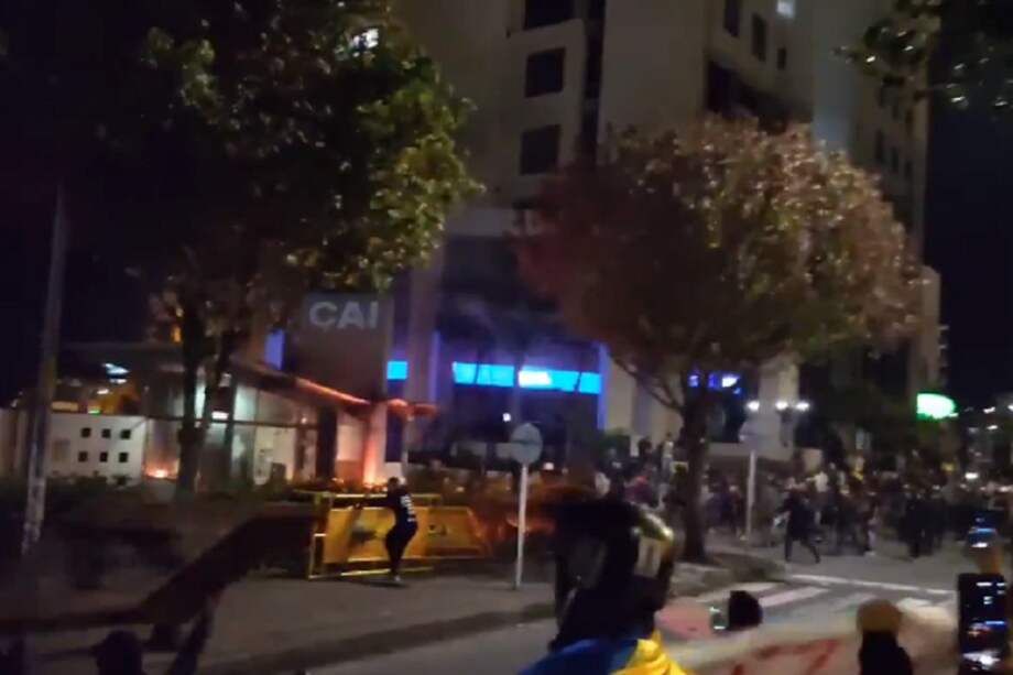 En medio de manifestaciones, intentaron incendiar el CAI El Cable en Manizales.