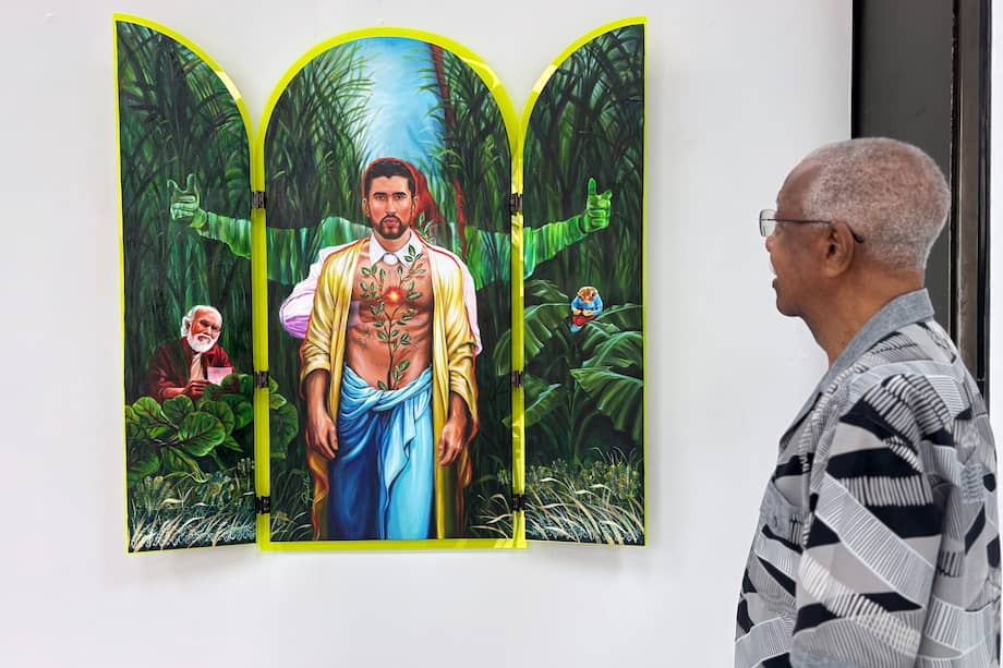 Un hombre observa una pintura inspirada en el cantante Bad Bunny durante la exposición 'Benito 100 x 35' este miércoles, en la Galería I Am Art en San Juan (Puerto Rico).