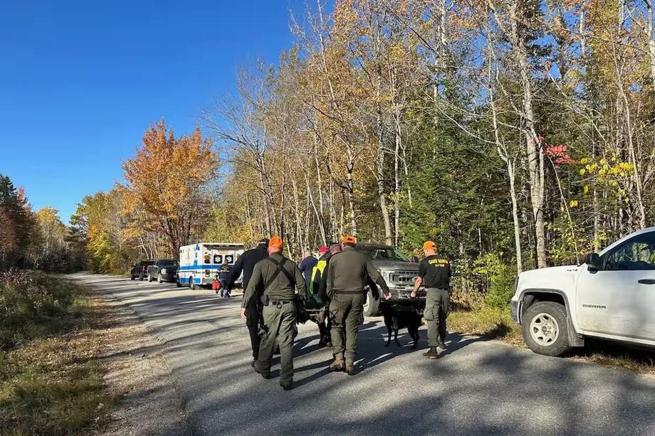 El Servicio de Guardabosques de Maine, en Estados Unidos, trasladando a Pamela Helmstadter al hospital más cercano para tratar sus heridas.