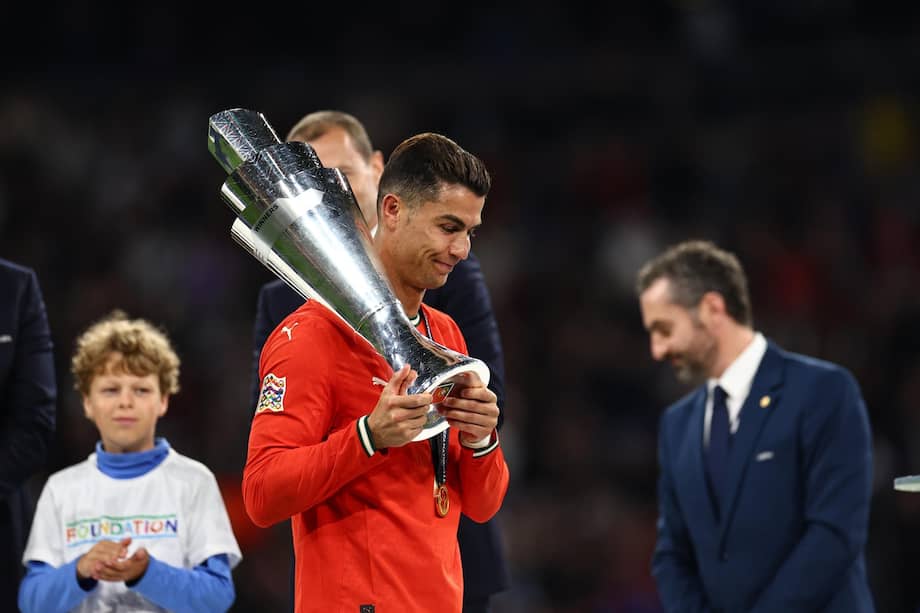 El portugués Cristiano Ronaldo lleva el trofeo tras el partido final de la Liga de Naciones de la UEFA entre Portugal y España en Múnich (Alemania), 08 de junio de 2025.