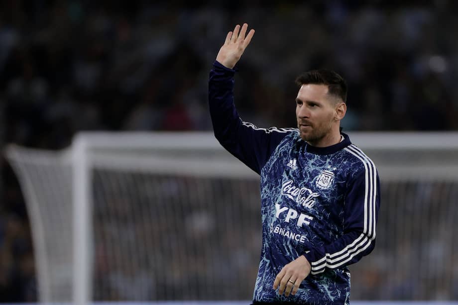 Lionel Messi de Argentina saluda a los aficionados en el partido de las eliminatorias sudamericanas para el Mundial de Catar 2022 entre Argentina y Venezuela en el estadio La Bombonera en Buenos Aires (Argentina). EFE/Juan Ignacio Roncoroni