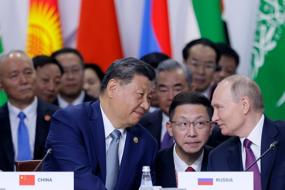 El presidente de Rusia, Vladimir Putin (derecha), habla con su homólogo chino, Xi Jinping (izquierda).