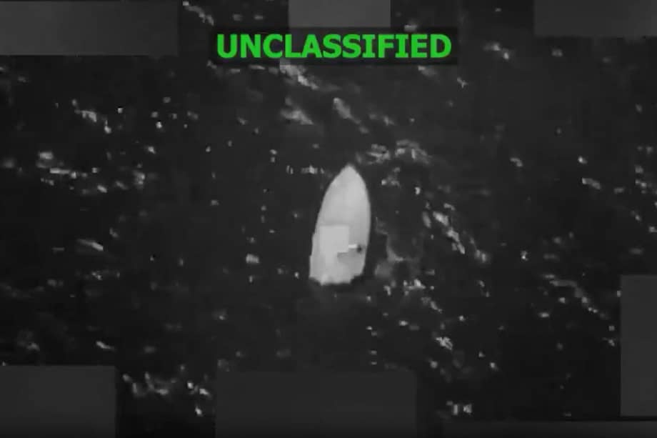 Captura de un video del Comando Sur de EE. UU. muestra una embarcación antes de ser atacada mientras supuestamente transitaba por rutas de narcotráfico en el Pacífico oriental, el 8 de marzo de 2026.