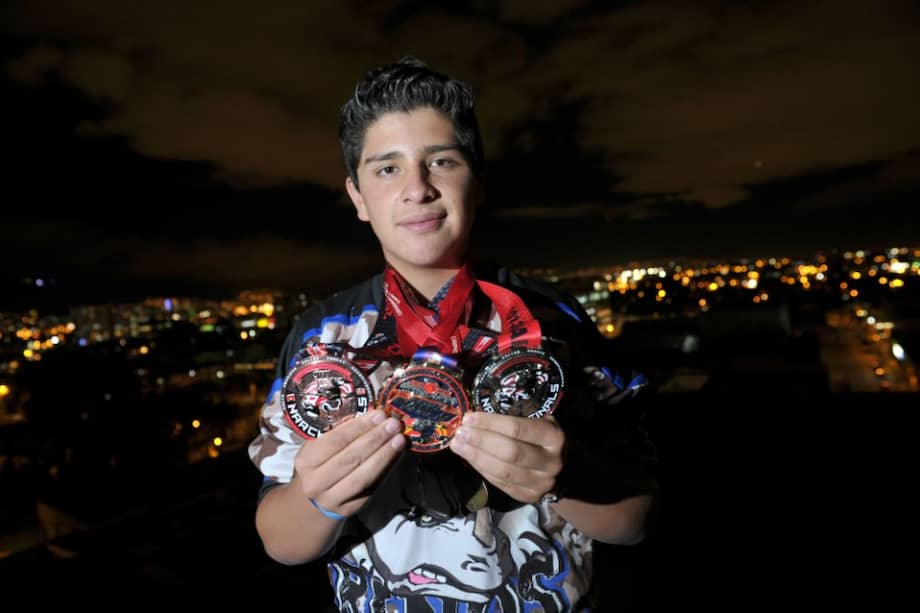 Andres Camilo Rippe, jugador de hockey bogotano campeón con Rinos Na-Palm Hockey Club en Estados Unidos. // Oscar Pérez