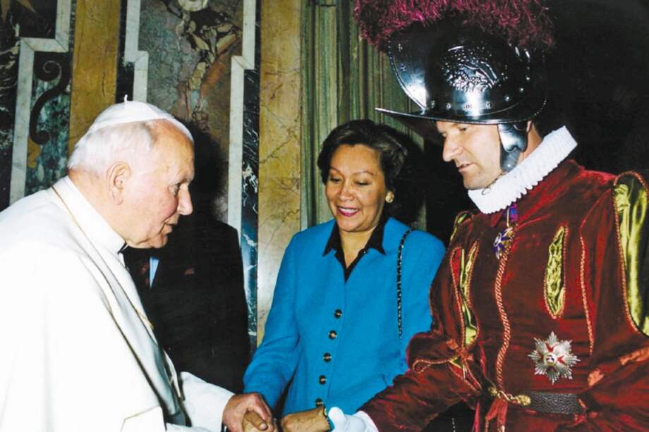 El papa Juan Pablo II y Alois Estermann, su amigo y jefe de la Guardia Suiza vaticana, en compañía de su esposa, la también asesinada en 1998, la venezolana Gladys Meza Romero. / Reuters