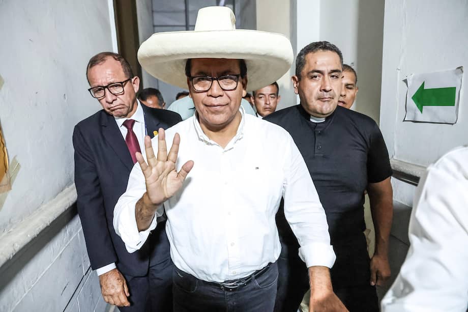 El candidato presidencial por el partido Juntos por el Perú (JP), Roberto Sánchez (c).