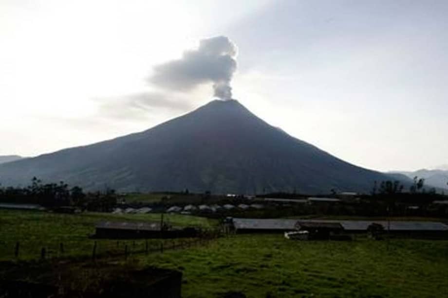 Volcán Tungurahua, en Ecuador, incrementa su actividad explosiva