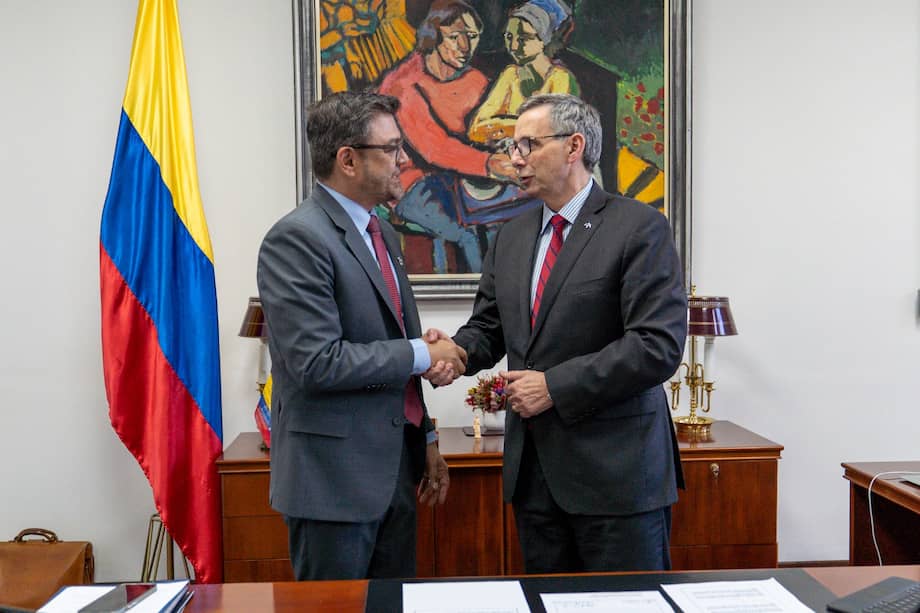Caicedo tomó posesión ante el ministro de Hacienda y Crédito Público, Miguel Gómez Martínez.
