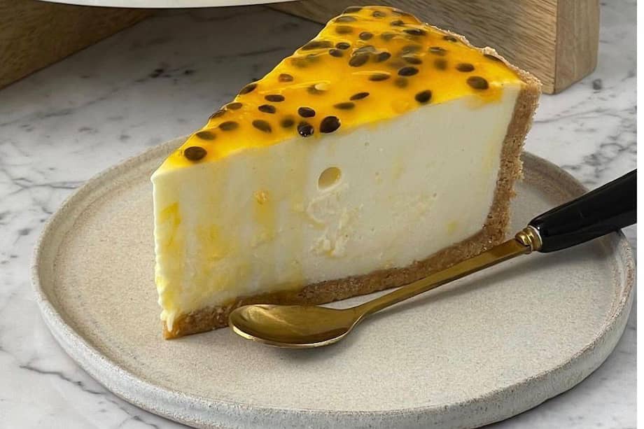 Decora este postre de maracuyá con su propia pulpa para crear una receta de aprovechamiento.
