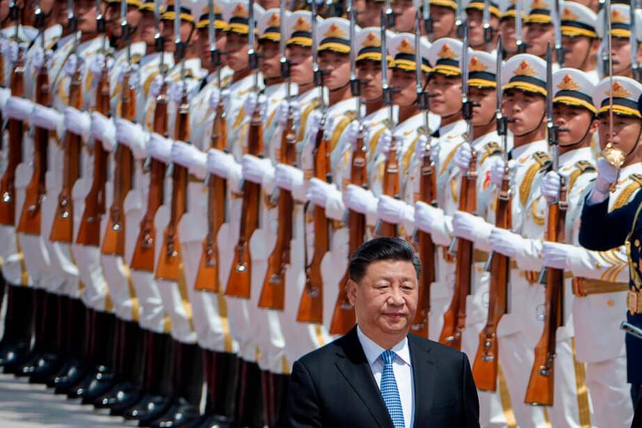 El presidente chino, Xi Jinping, antes de reunirse con el presidente de Grecia, Prokopis Pavlopoulos, en Pekín. / AFP