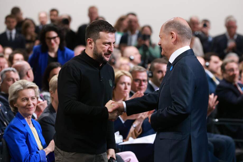 El canciller alemán Olaf Scholz (d) le da la mano al presidente ucraniano Volodymyr Zelensky (i) después del discurso de apertura del canciller alemán durante la Conferencia de recuperación de Ucrania 2024 en Berlín, Alemania.