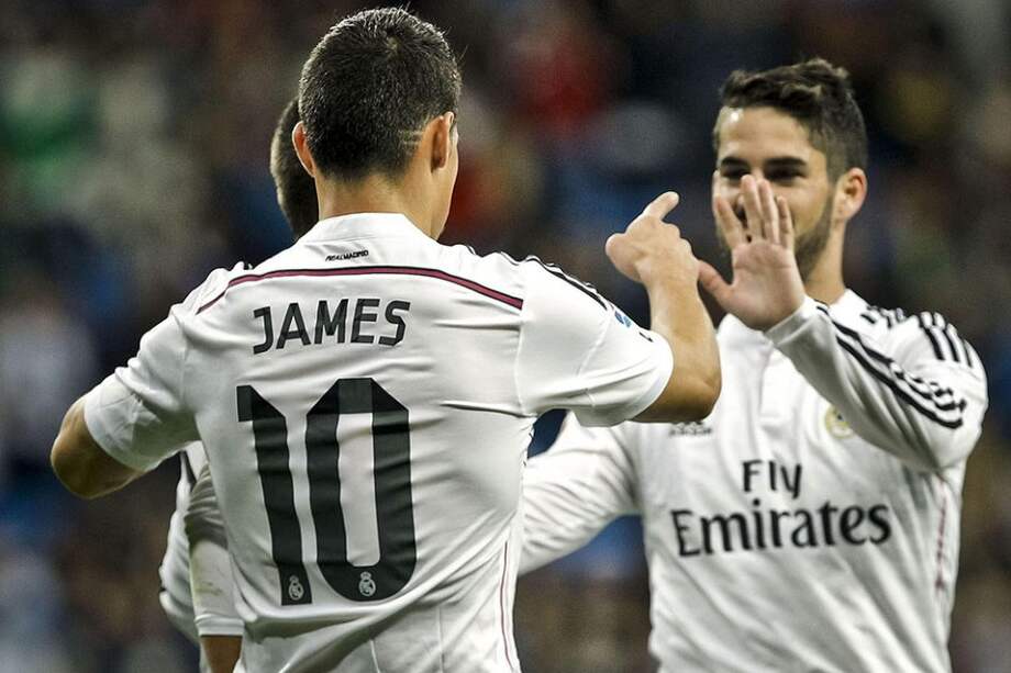 James Rodríguez celebra con Isco uno de los goles en la victoria del Real Madrid contra el Cornella. Foto: EFE