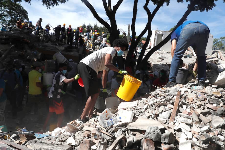 Imagen de referencia. Además de los rescatistas, afectados por el sismo, han ayudado a en las labores de rescate y retiro de escombros.