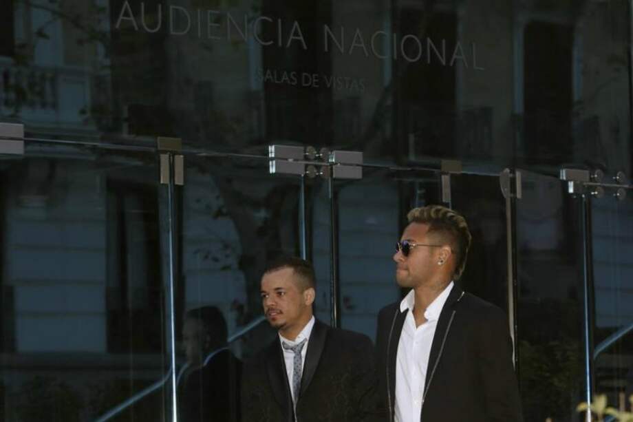 Neymar da Silva (d), a su salida este martes del juzgado donde declaró por presunta estafa en su fichaje por el Barcelona desde el Santos. / EFE