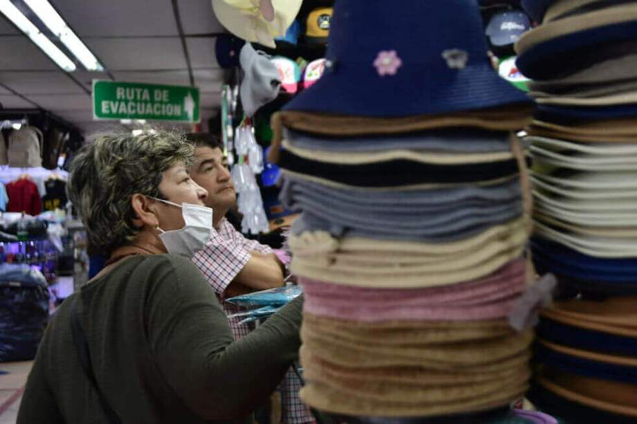 Un 40 % de los encuestados opera de manera parcial, según Fenalco.