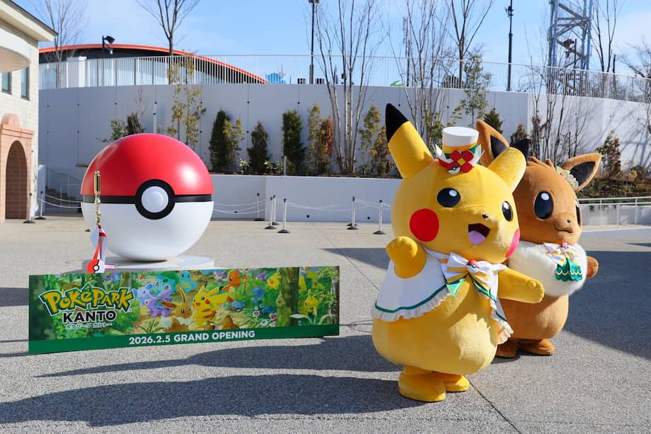 Pikachu y Eevee dan la bienvenida a los visitantes en la Plaza de Entrada de PokéPark Kanto, el primer parque temático permanente de Pokémon en Japón.