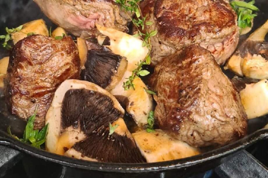 Dependiendo del punto deseado, a mitad de cocción agregue los hongos y las hierbas, y revuelva para saltear. Cuando alcance el punto, añada el trago y la mantequilla. / Cortesía: Harry Sasson