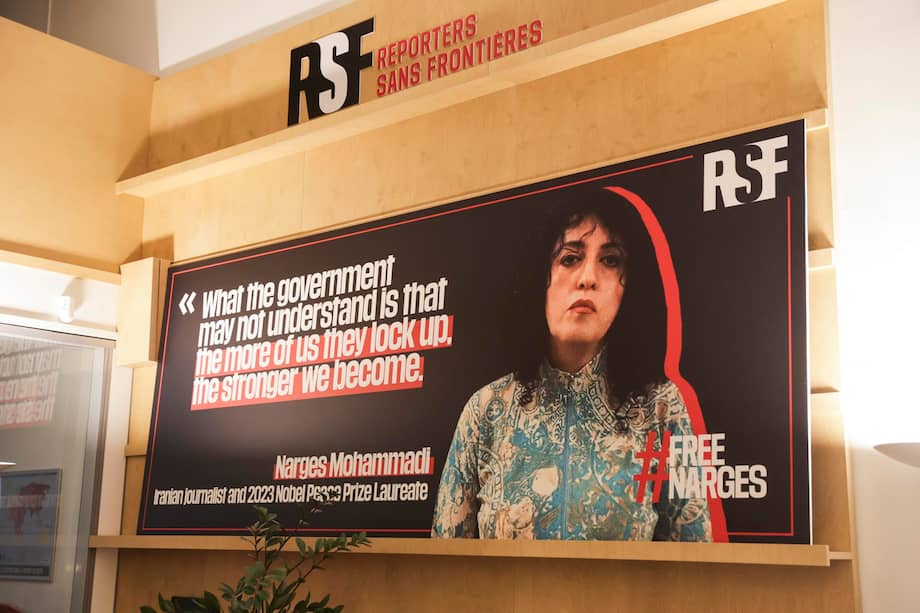 Un cartel con el retrato de la periodista iraní y premio Nobel de la Paz Narges Mohammadi en la sede de la ONG Reporteros Sin Fronteras.