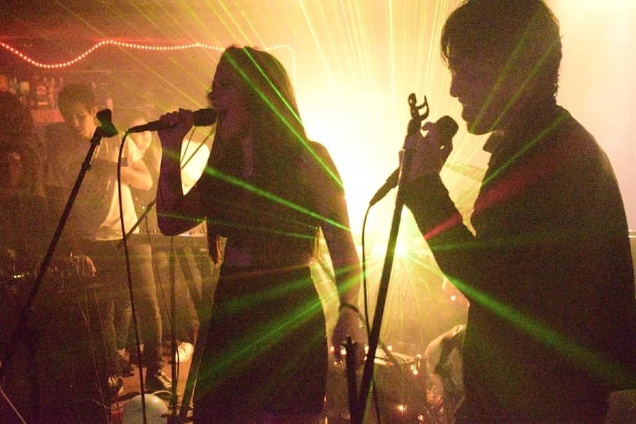 Mariana Ordóñez (voz principal) y Sergio Fernández en la última presentación de Saturna en vivo, en febrero de 2020.