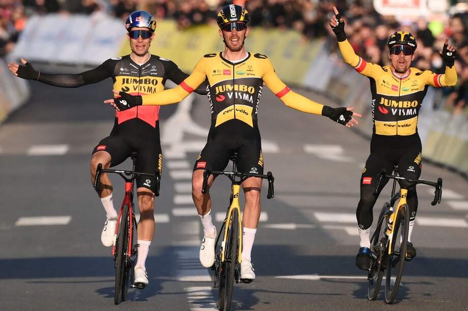 Wout Van Aert (Izq.), Christophe Laporte (centro) y Primoz Roglic lograron el uno, dos tres para el Jumbo Visma, en la primera etapa de la París-Niza 2022.
