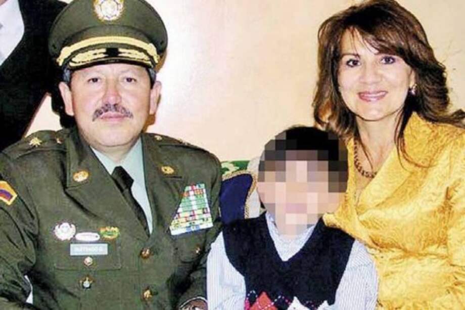 Elba Pulido junto con su esposo, el general (r) Flavio Buitrago. Ella se encuentra en detención domiciliaria y él, por su parte, recluido en Cespo. / Cortesía
