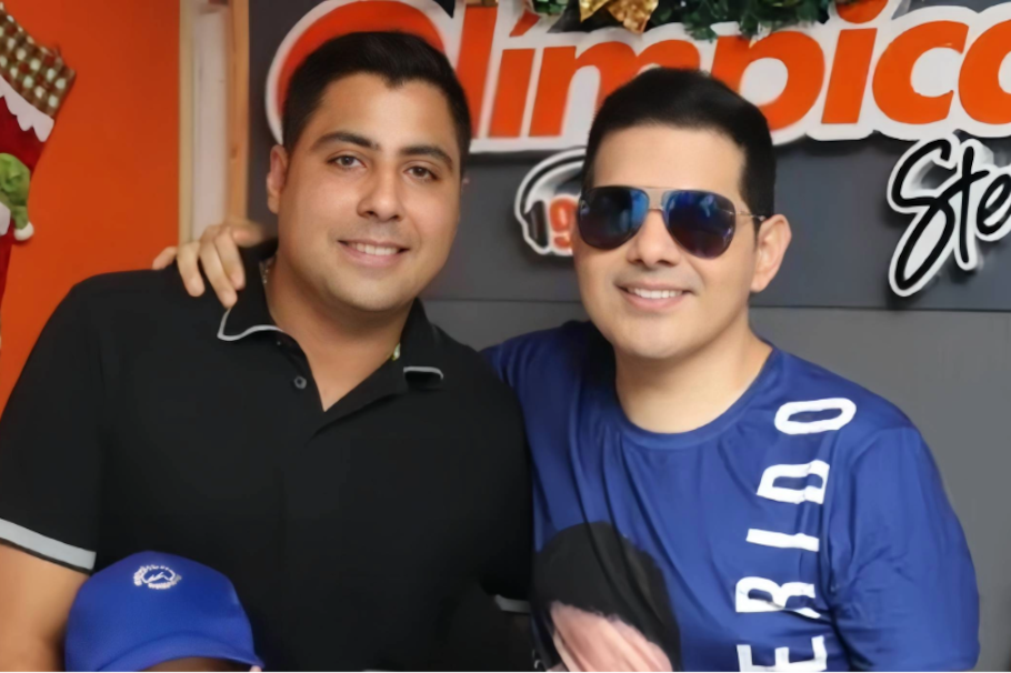 Jorge Mario Gutiérrez, compositor vallenato, junto al cantante Peter Manjarrés.