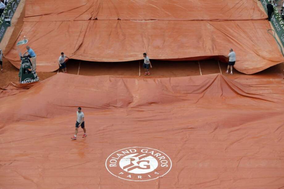 La superficia de la cancha Philippe Chatrier es cubierta para evitar que se moje. Foto: AFP