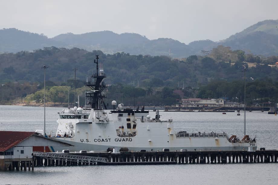 Un buque de la Guardia Costera de Estados Unidos permanece anclado en la base naval Capitán de Fragata D.E.M. Noel A. Rodríguez Justavino en la entrada del canal de Panamá.
