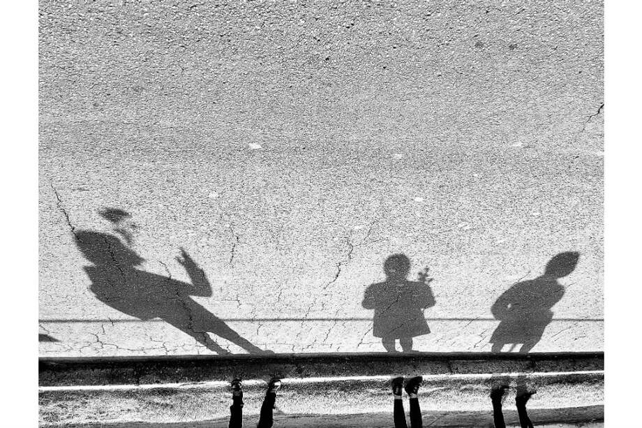 "Y ahí estábamos, vestidos con inmaculadas batas de laboratorio, con una rosa naranja y una margarita en la mano, esperando a que pasara el negro carruaje".