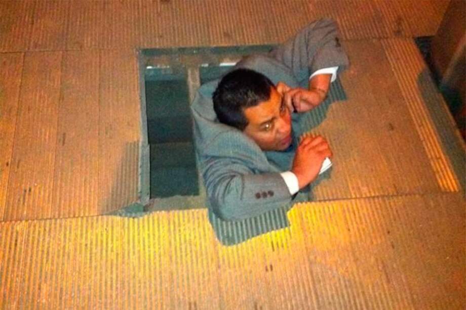 Un hombre quedó colgado de un puente peatonal de Transmilenio