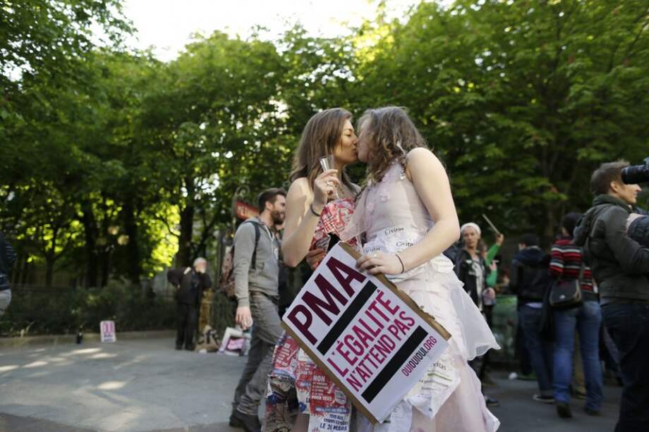 Activistas celebran la aprobación del matrimonio igualitario en Francia/ AFP