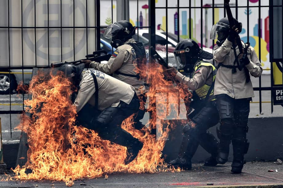 Miembros de la Guardia Nacional venezolana durante las protestas en Caracas. / AFP