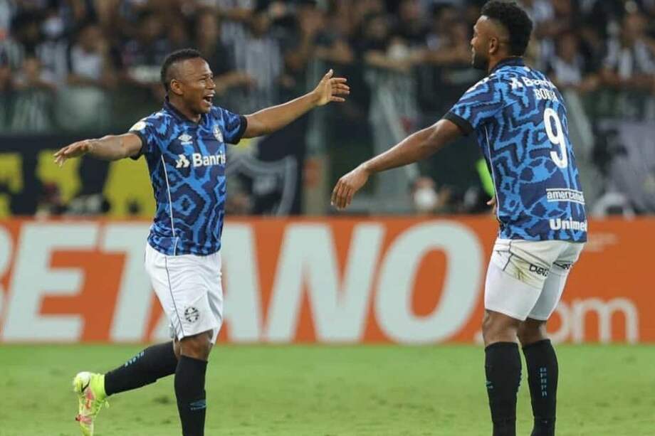 Jaminton Campaz y Miguel Ángel Borja celebran el tanto de Gremio.
