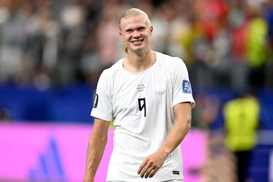 Una fotografía del jugador de Noruega con su familia desató una ola de comentarios en las redes sociales. “La hermana de Haaland se parece más a Haaland que el propio Haaland”, dicen los usuarios. Imágenes. EFE/EPA/ALBERT PENA