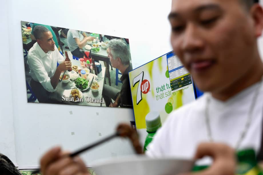 Desde que la mesa está protegida con una vitrina, el restaurante se ha convertido en una atracción para los turistas, que se hacen selfis a su lado. / AFP