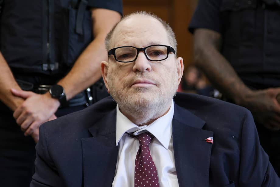 El productor Harvey Weinstein comparece en una corte en Nueva York.