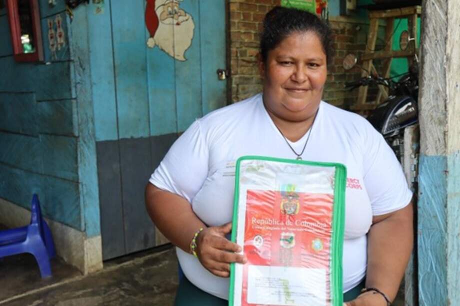 Noralba recibió el título de su propiedad luego de haber vivido en ella por más de 20 años.