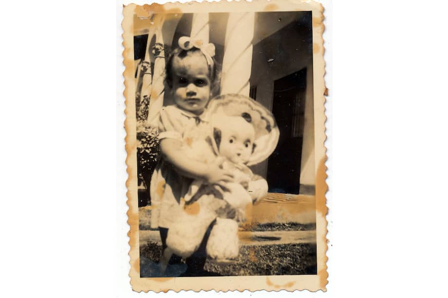 De niña, mi madre también intentó disimular sus miedos, según me ha contado. Pero era el miedo a las tormentas. Cuando los truenos la despertaban y los relámpagos inundaban su habitación, ella se iba para el cuarto de mis abuelos con su muñeca favorita, su compañera de cama, y despertaba a mi abuela para decirle, señalando a la figura de trapo: “Clarita tiene miedo”.