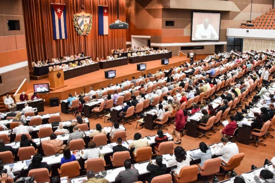 La Asamblea General Cubana y el Consejo de Ministros debaten la reforma constitucional. / AFP