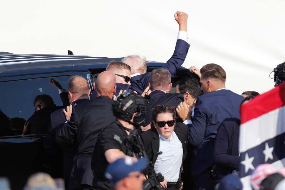 El expresidente de Estados Unidos, Donald Trump, salió corriendo del escenario tras un incidente en un mitin de campaña.