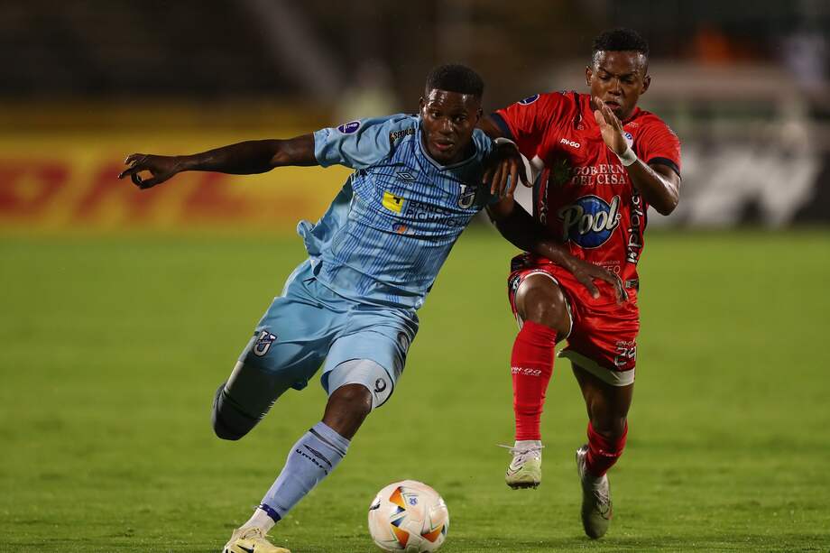 José Fajardo (i) de Católica disputa el balón con Jesús Muñoz de Alianza este jueves, en un partido de la fase de grupos de la Copa Sudamericana entre Universidad Católica y Alianza FC en el estadio Olímpico Atahualpa en Quito (Ecuador).